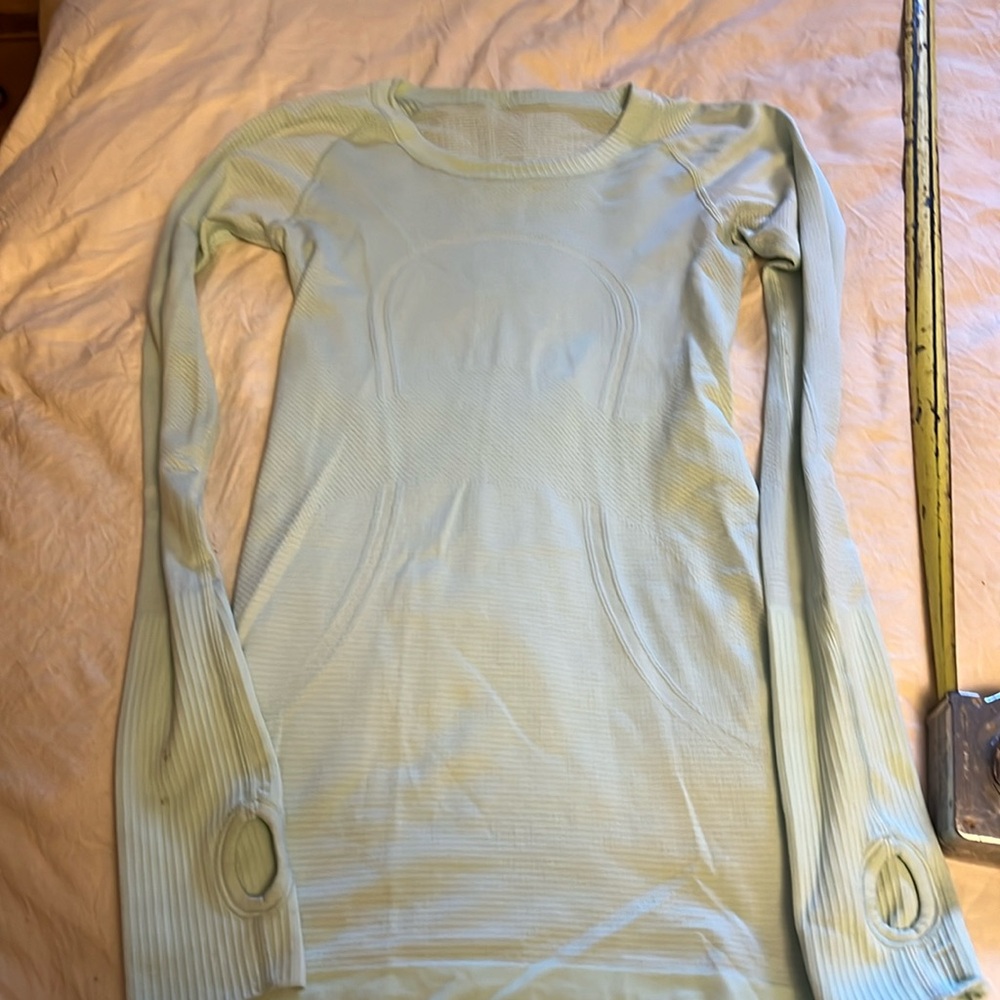 Lululemon size 4 swiftly long sleeve tee